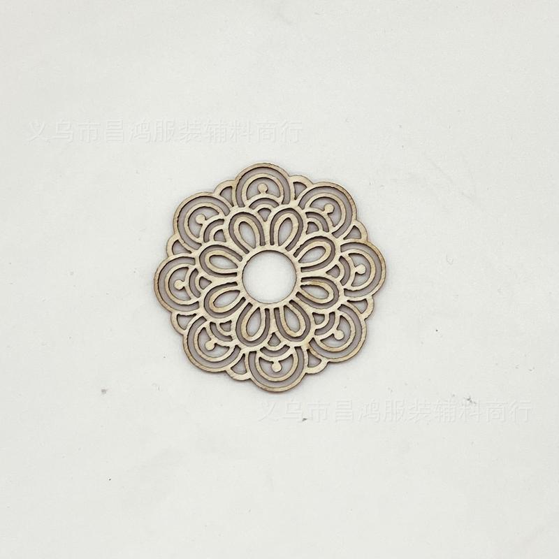 Diyアクセサリーの木製の透かし彫りのペンダントの透かし彫りの窓の花の木の切れの60mm-70mmの透かし彫りの円の現物の卸売り|undefined
