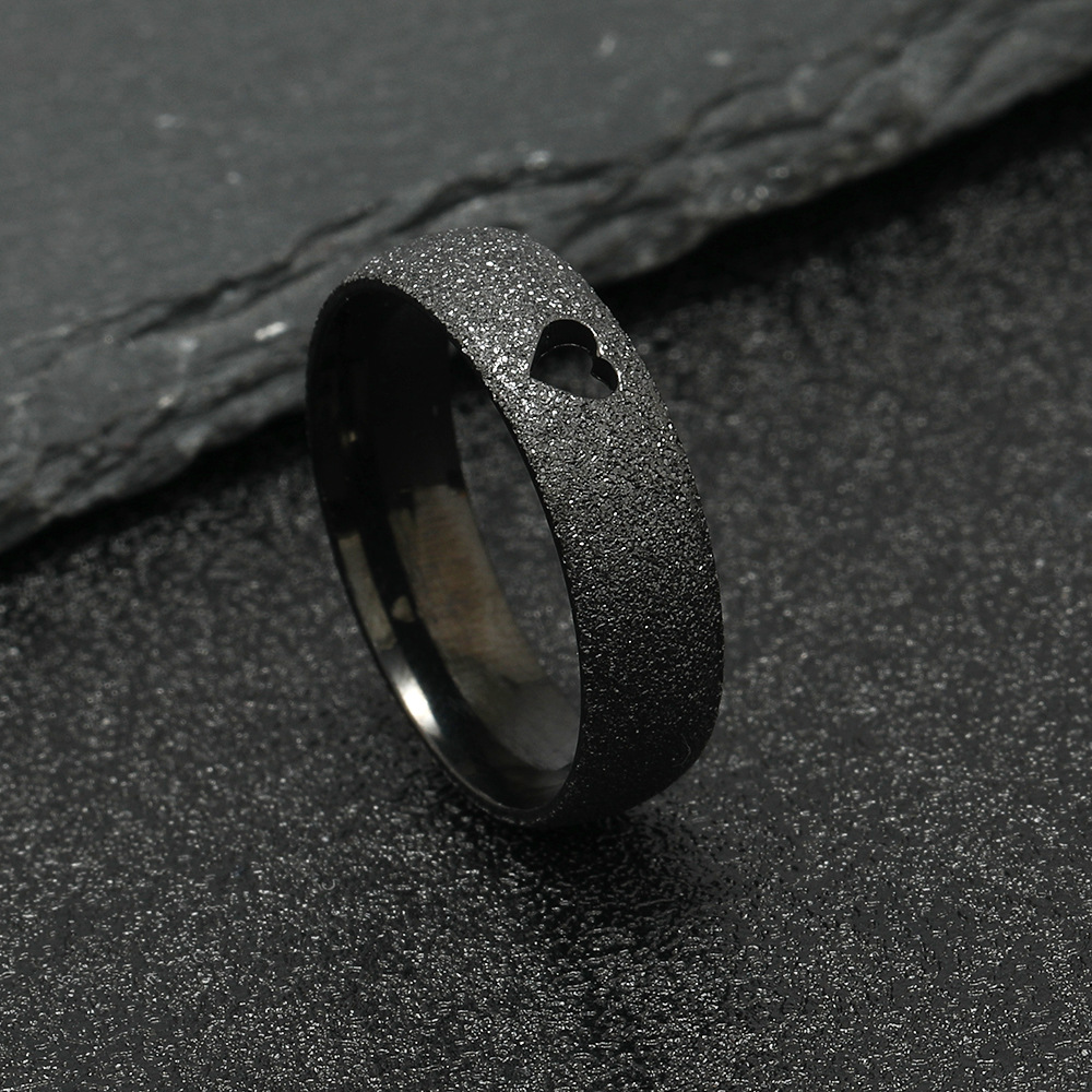 Cruz-frontera estilo europeo y americano creativo joyería de acero inoxidable corte corazón hueco ECG esmerilado titanio anillo de acero fabricante