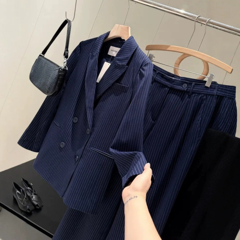 Great deal! Get a stylish suit set with the same quality as those sold in department stores for just 340+ (price for the suit) and 230 (price for the suit pants). Women's suit set
