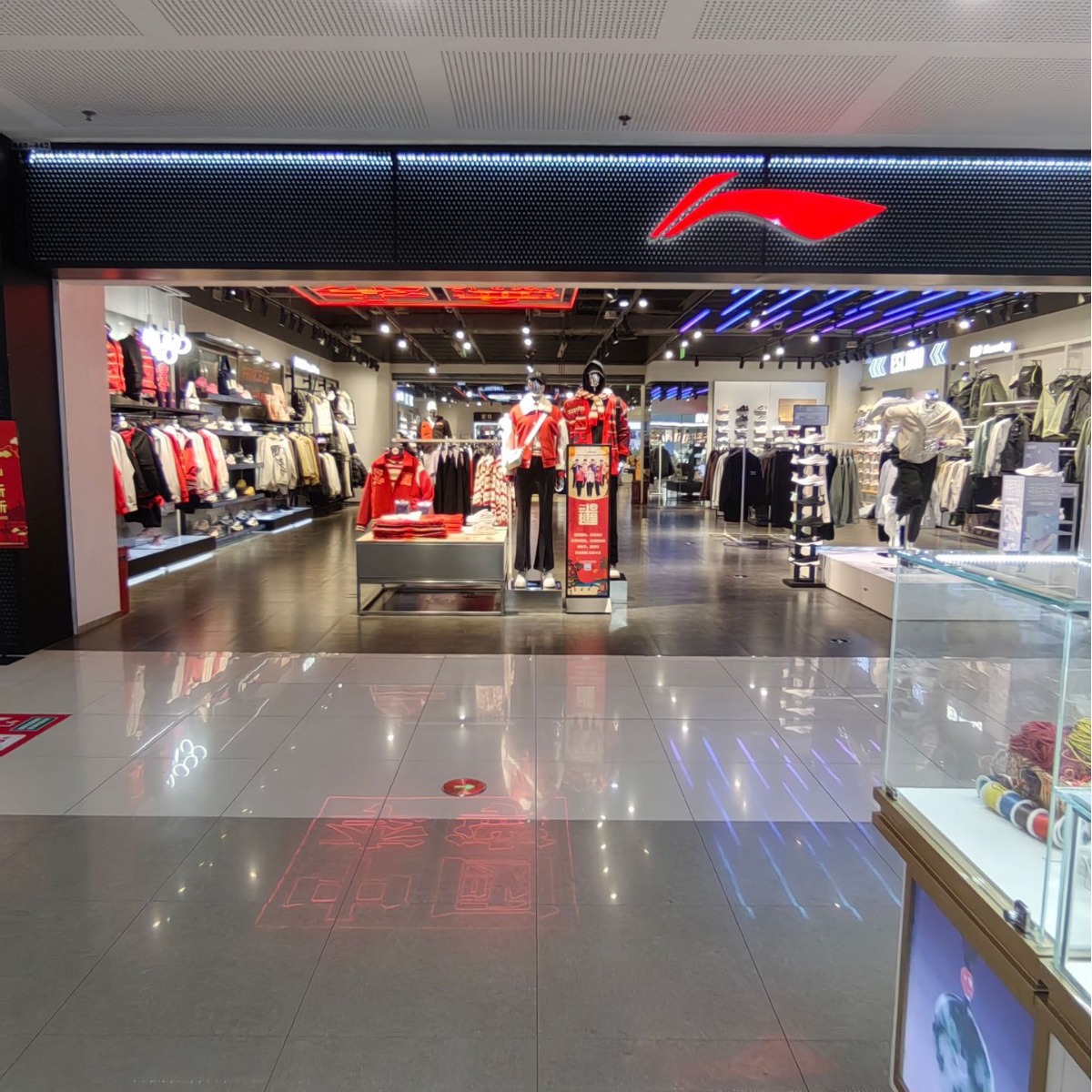 2025 nuevo estante de exhibición de tiendas de ropa deportiva estante de exhibición tienda de descuento centro comercial tipo piso de pared superior estante de doble capa