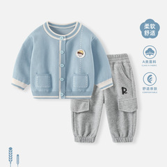 2025年秋の新作ベビー服、男の子用ニットトップスとパンツのセット、春の外着にも使えるおしゃれなカーディガンのツーピースセット