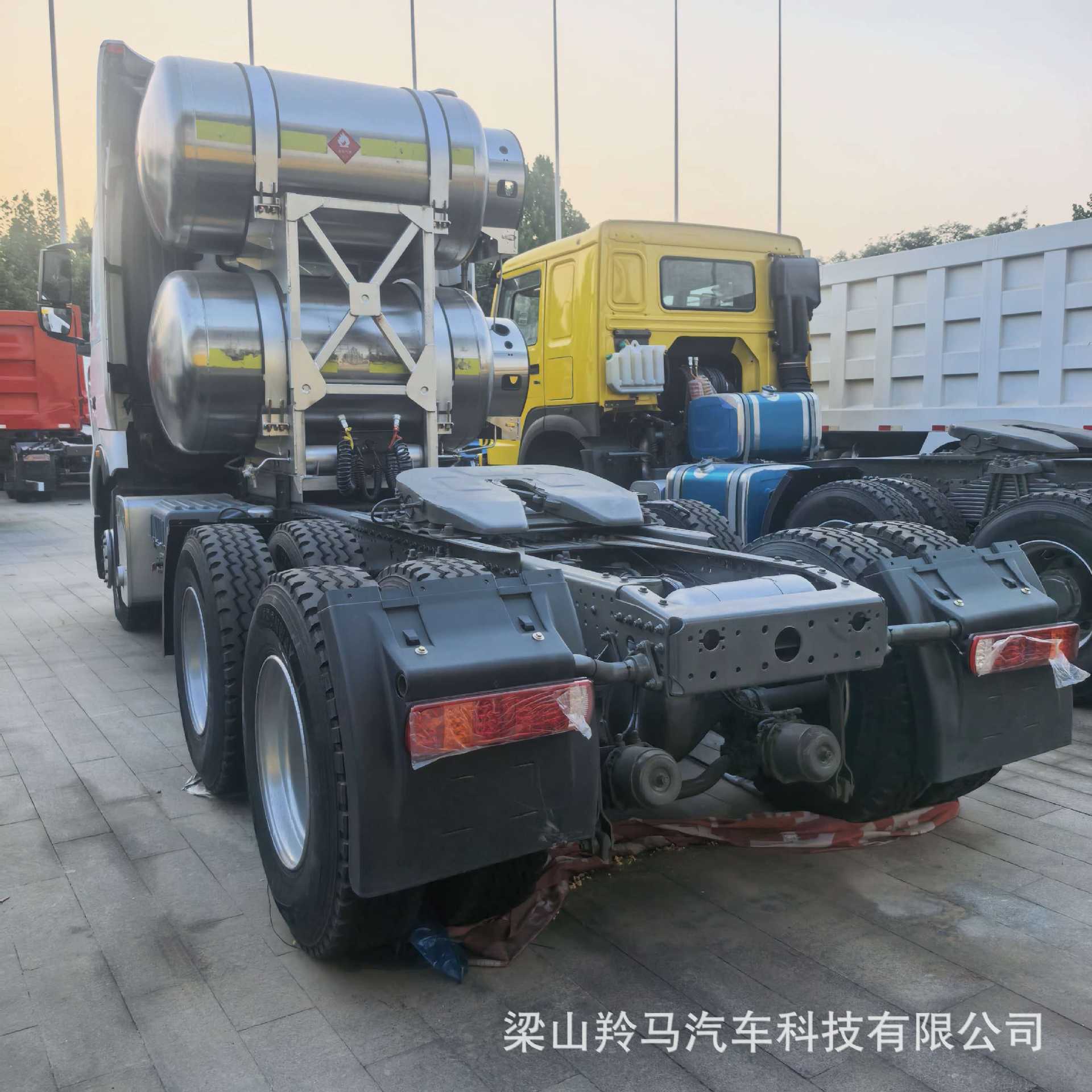 Supply of Sinotruk heavy-duty truck HOWO tractor head, semi-trailer heavy-duty trailer HOWOT7H, dual-drive tractor head