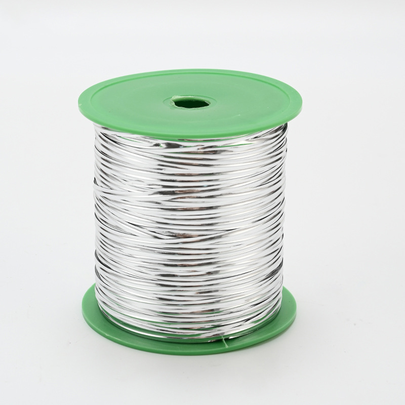 花屋の材料の花の花束を包装して手作りのdiyバラの花を刺します。