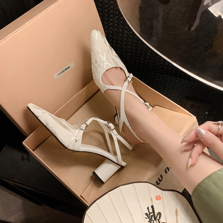 Sandal cao gót mũi nhọn phong cách Trung Hoa mới, chất sa tanh, quai chéo rỗng, gót thô 9 cm — Màu trắng be, Màu Kaki chi tiết 22