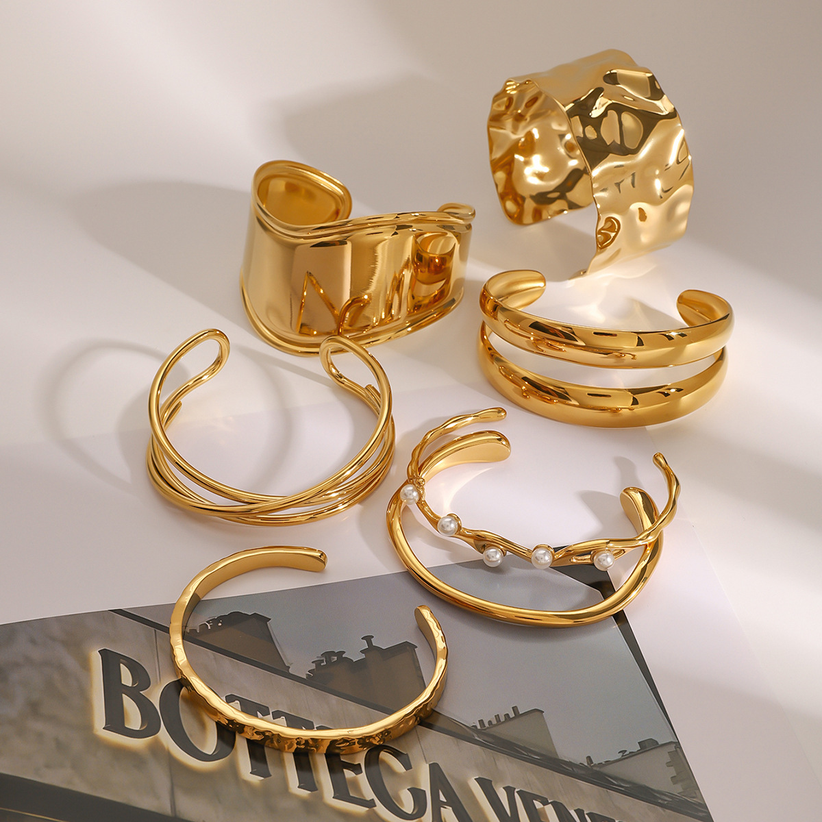 Jieding Europa y América Pulsera de perlas doradas de acero inoxidable Pulsera de apertura de sentido avanzado Joyas de mano de acero de titanio Bracelet transfronterizo