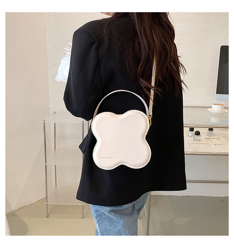 Women's Medium Pu Leather Solid Color Cute Cloud Shape Magnetic Buckle Handbag display picture 3
