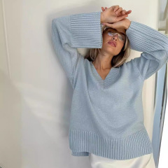 アマゾンは秋冬の女性の純色のセーターを販売しています。