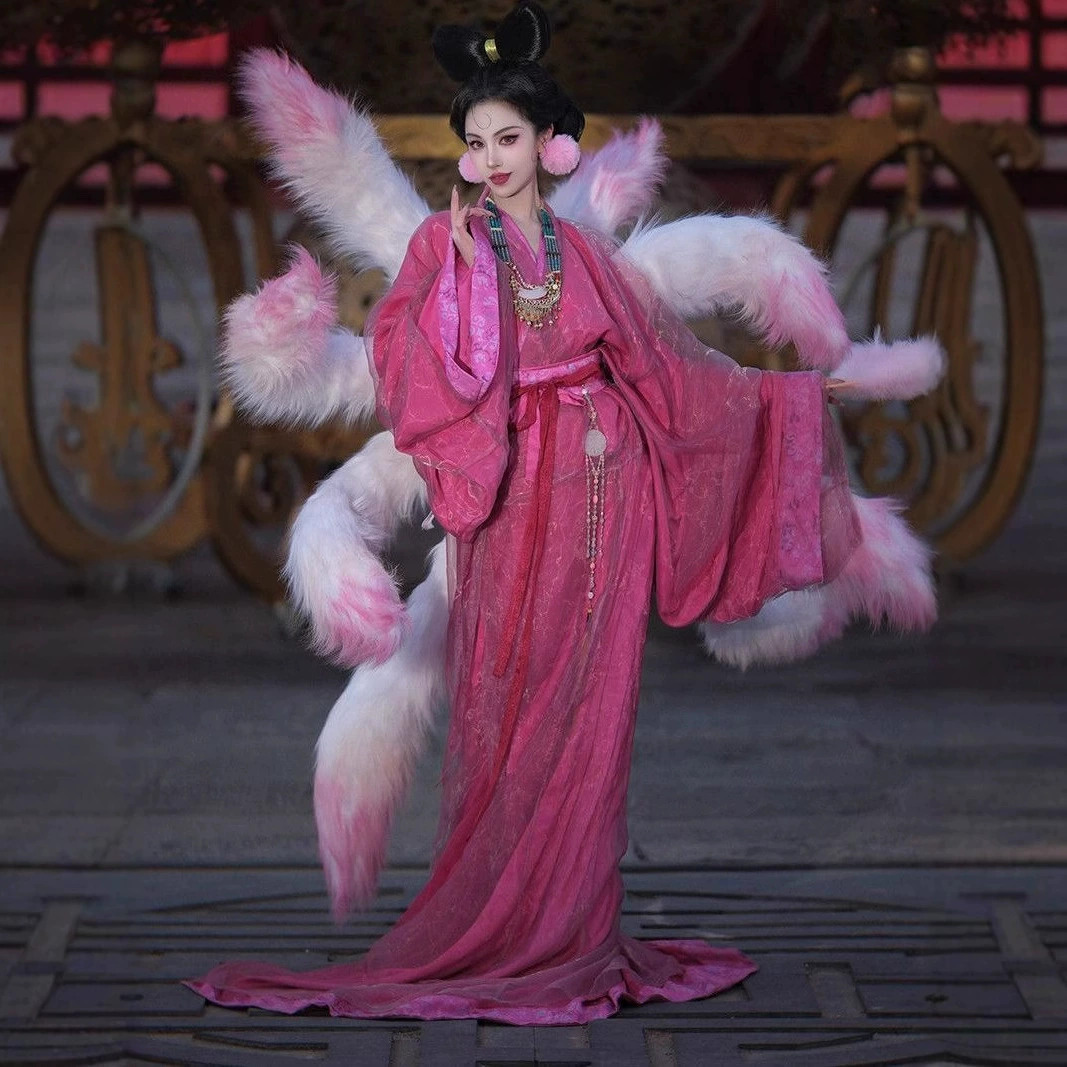 Халат Ханфу в стиле Ма Вань Чу с прямыми краями и большим красным струящимся хвостом в стиле Юнтай Маунт Джи.