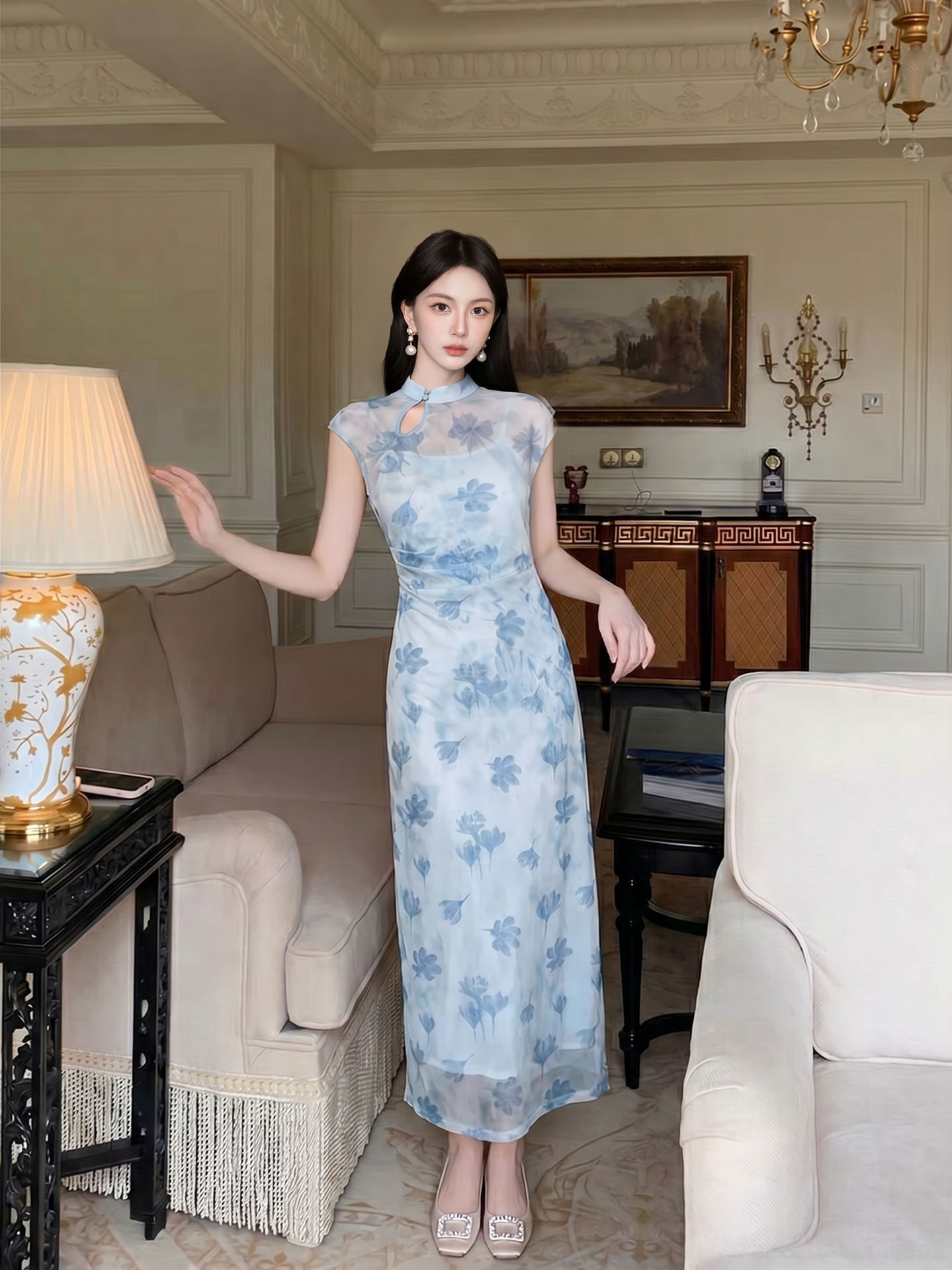 Đầm maxi nữ thắt eo phong cách tân cổ điển, chất liệu nhung tăm, thiết kế cổ yếm kết hợp ren, tay lỡ, dáng suông nhẹ, phù hợp mùa xuân hè — xanh lam