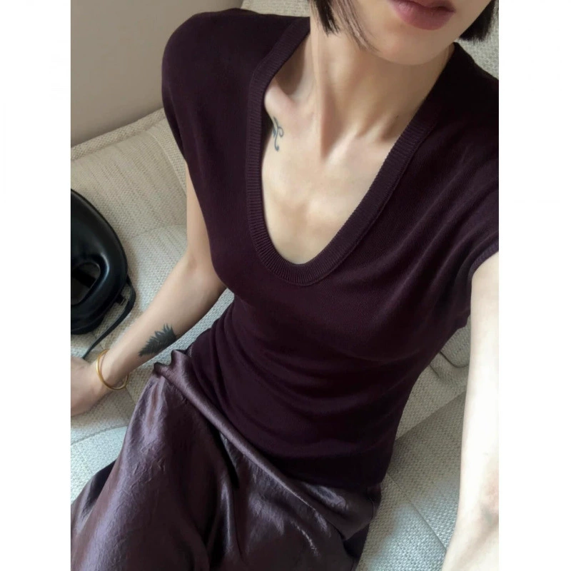 Новая летняя женская футболка фиолетового цвета с U-образным вырезом и короткими рукавами на правое плечо, тонкий дизайн, маленькие летящие рукава, вязаный топ из ледяного шелка.