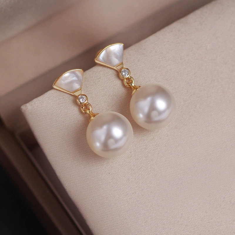 Серьги из жемчуга, юбка, стиль легкой роскоши