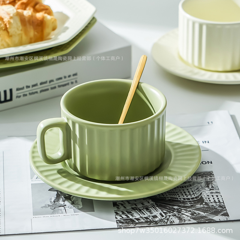 Ins Net Red Wind Juego de tazas y platillos de café de cerámica Coffee Shop Latte Taza Orejas colgantes Taza de café de mano