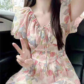 茶歇法式v领泡泡袖短袖碎花连衣裙女夏季新款感收腰a字雪纺长裙子