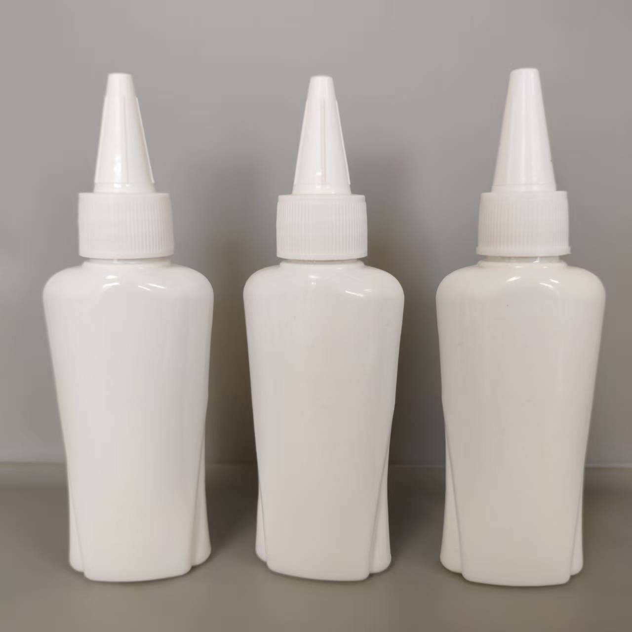 厂家大量供应圆肩白色尖嘴瓶避光遮光 50ml牙膏尖嘴瓶 PEt挤压瓶