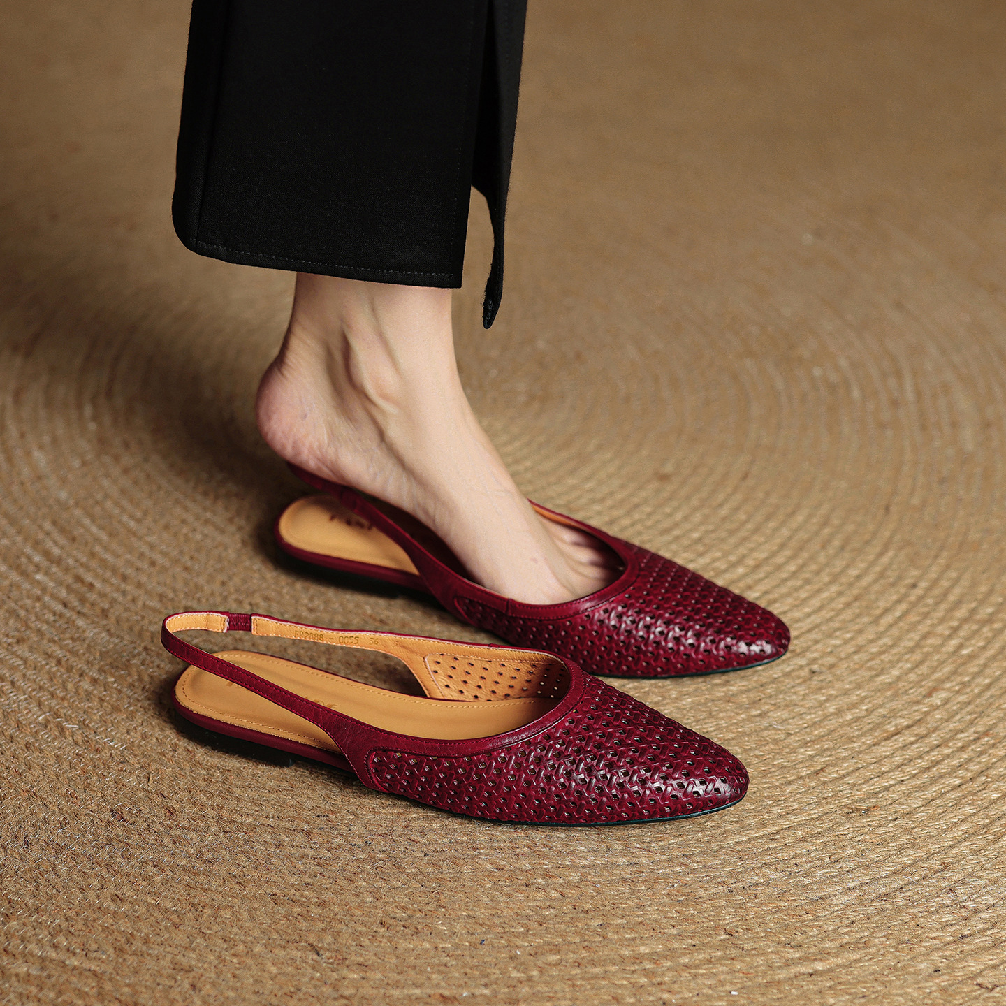 Sandal nữ da bò mũi kín quai sau đế bệt phong cách Hàn Quốc — đen