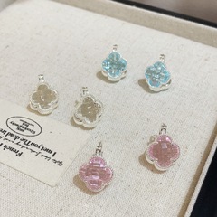 軽やかな高級感とファッション性を兼ね備えた、輝く四つ葉のクローバーのデザインが特徴の、上品で洗練されたイヤリング。個性的でファッショナブル、そしてどんなスタイルにも合う万能なイヤリングです。