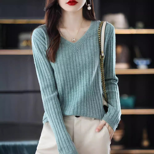 Autumn and winter long-sleeved knitted base layer women's V-neck sweater, pull-over, warm and versatile innerwear.