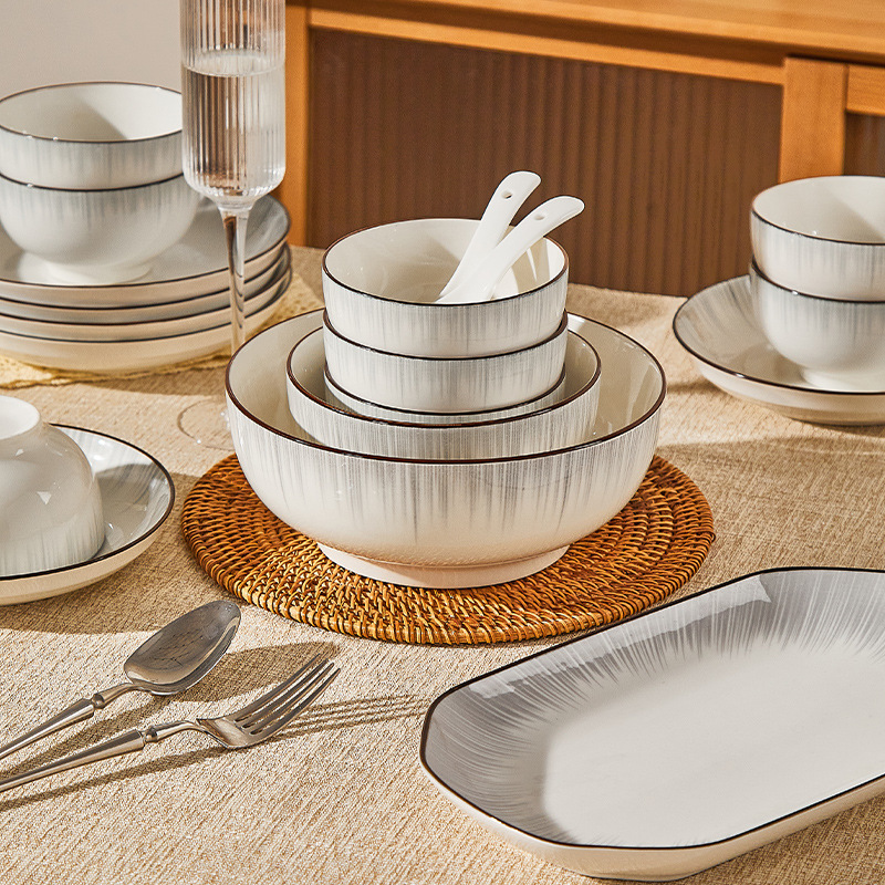 Conjunto de platos esmaltados coloridos cubiertos de cerámica Jingdezhen ligeros cubiertos de cerámica gris de lujo cubiertos de cerámica domésticos cubiertos de platos cubiertos palillos