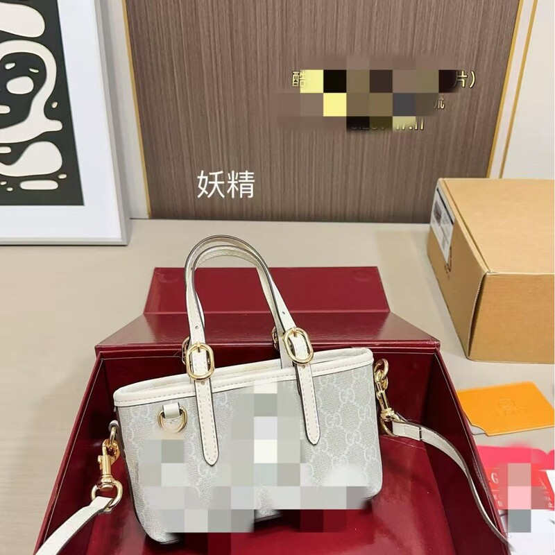 Gucci's New Tote Bag Features a Simple, Elegant, and Practical Design That Is Both Stylish and Graceful Gucci's New Tote Bag Features a Simple, Elegant, and Practical Design That Is Both Stylish and Graceful