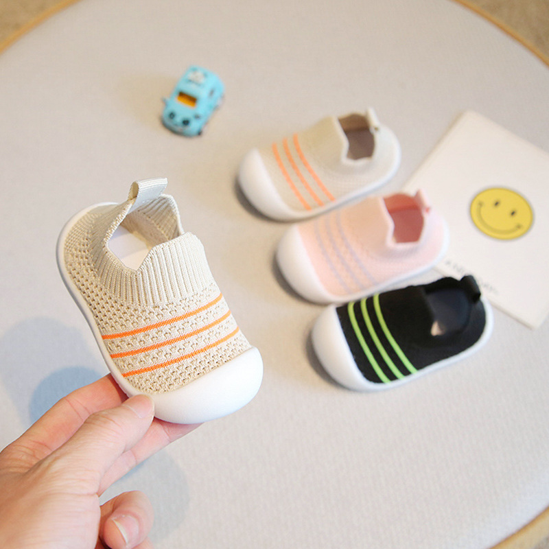 Zapatos de bebé zapatos de bebé de suela blanda zapatos deportivos antideslizantes transpirables de todo fósforo primavera y otoño nuevos zapatos de moda para niños al por mayor