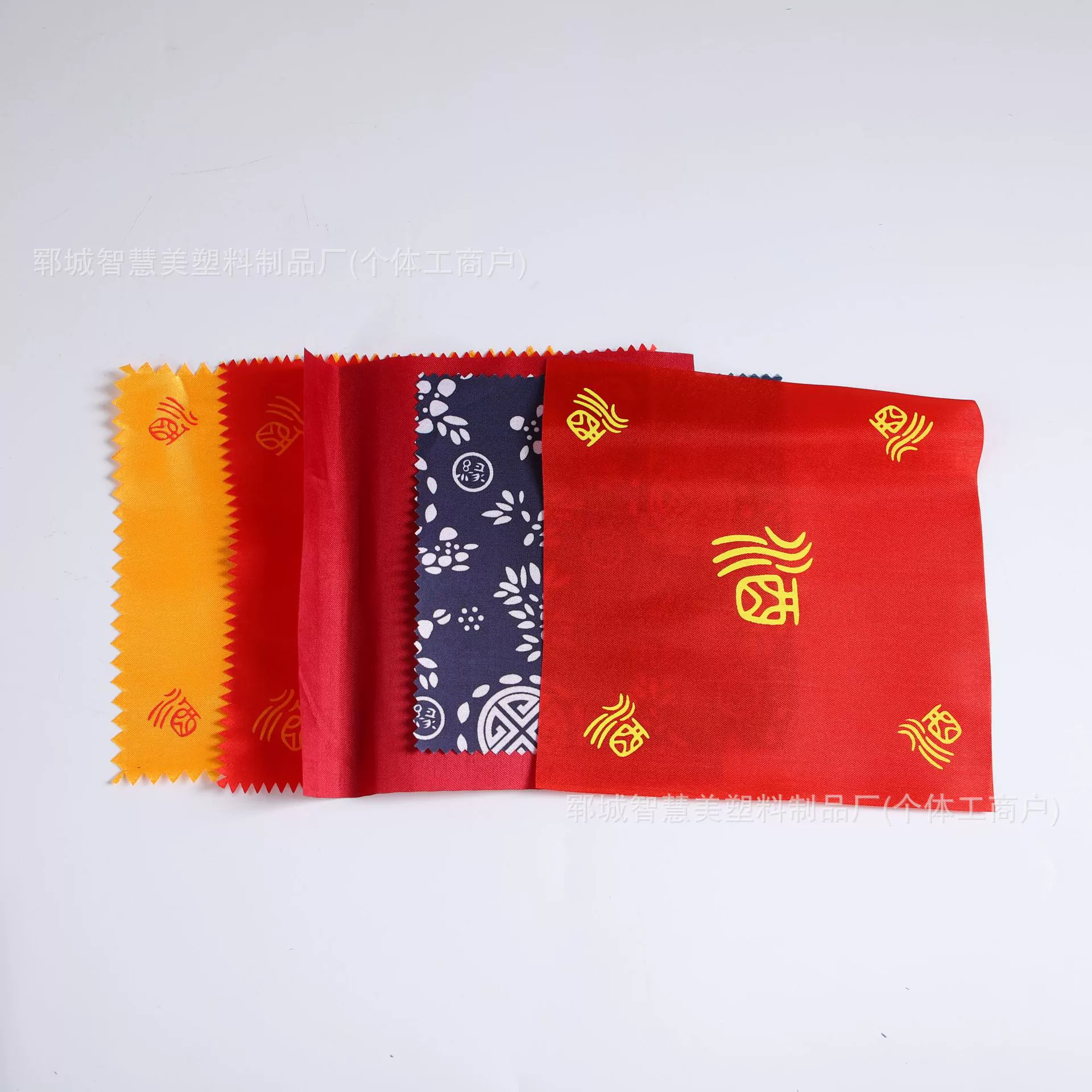 Декоративная тканевая лента для упаковки алкогольных напитков: красная, с зигзагообразным и прямым краем, различные варианты для упаковки бутылок.