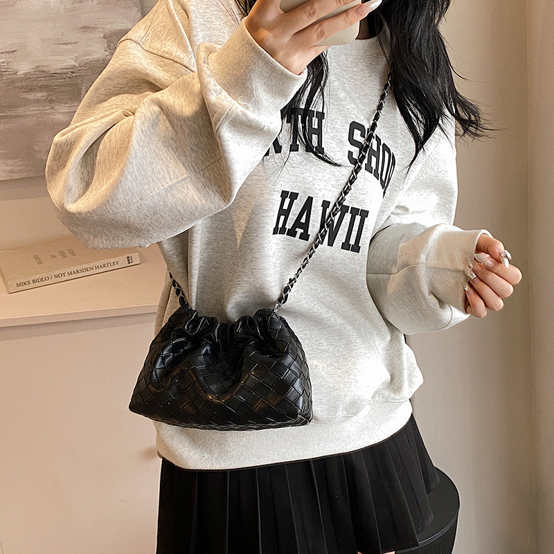 Nicho Zhong bolso de tejido casual para mujeres 2024 verano nueva moda versátil bolso de hombro bolso de cubo de cadena plegada