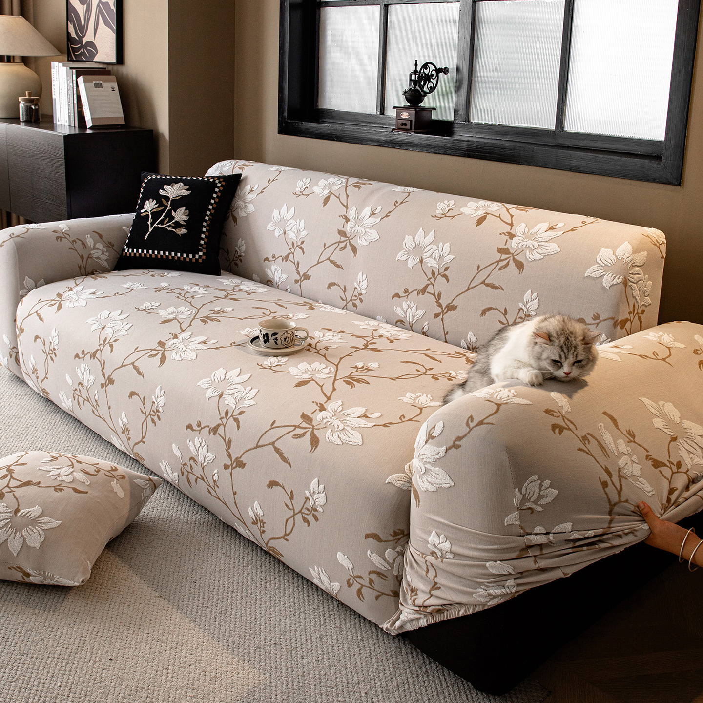 2025 New European Style Light Luxury Sofa Cover, High-End Anti-Cat Scratch Sofa Cover, Universal All-Inclusive Cover for All Seasons