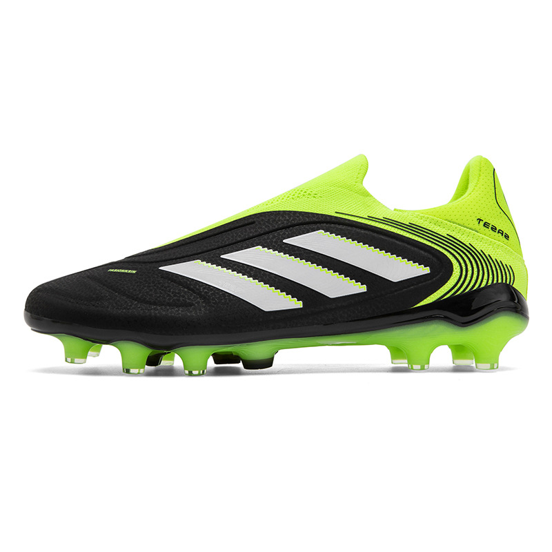 Nuevos zapatos de fútbol de moda transfronterizos para hombres y mujeres con clavos largos para jóvenes antideslizantes sin correa de fábrica directa