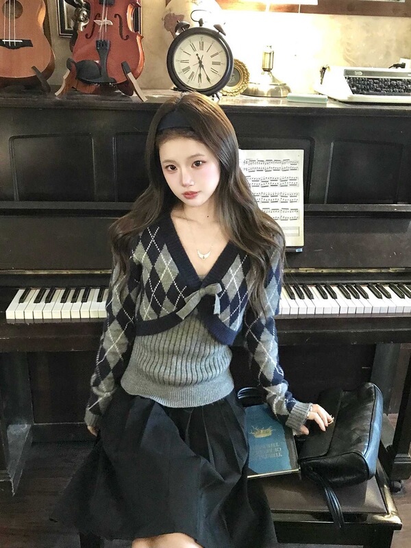 Retro diamond-patterned knitted cardigan and camisole set, women's autumn Korean-style sweater outfit, fashionable two-piece top