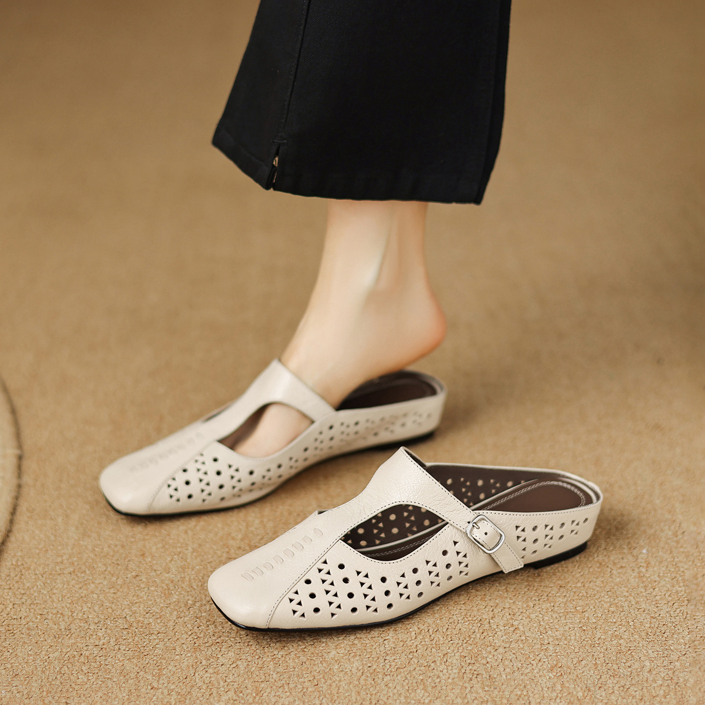 Dép sandal nữ xỏ ngón đế bệt quai chữ T đục lỗ mùa hè — đen