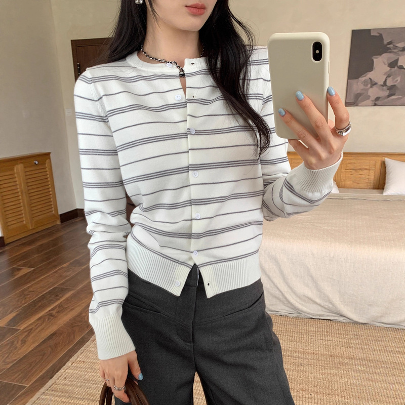American Retro Round Neck Gray and White Striped Knit Cardigan for Women, New Autumn Design, Versatile and Slimming Outerwear Top