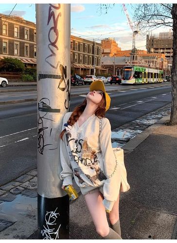 320g Slim Fit V-Neck Letter Print Sweatshirt for Women - Loose and Stylish Gray Apricot Top