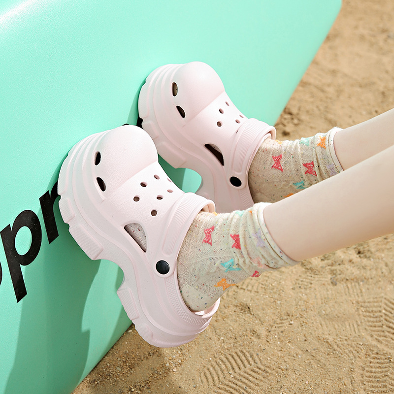 Tendencia de verano estilo caliente cabeza grande zapatos con agujeros de suela gruesa pareja antideslizante, resistente al desgaste, suela suave, sentido de la caca, zapatillas Baotou de moda