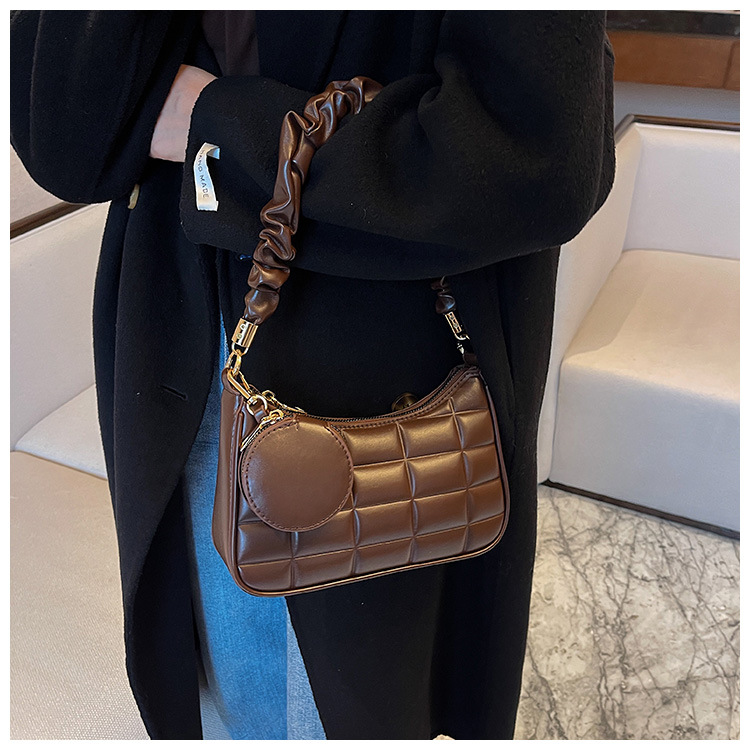 Autumn And Winter Underarm Bag Fashion Shoulder Bag Retro Wild Autumn And Winter Messenger Bag display picture 6