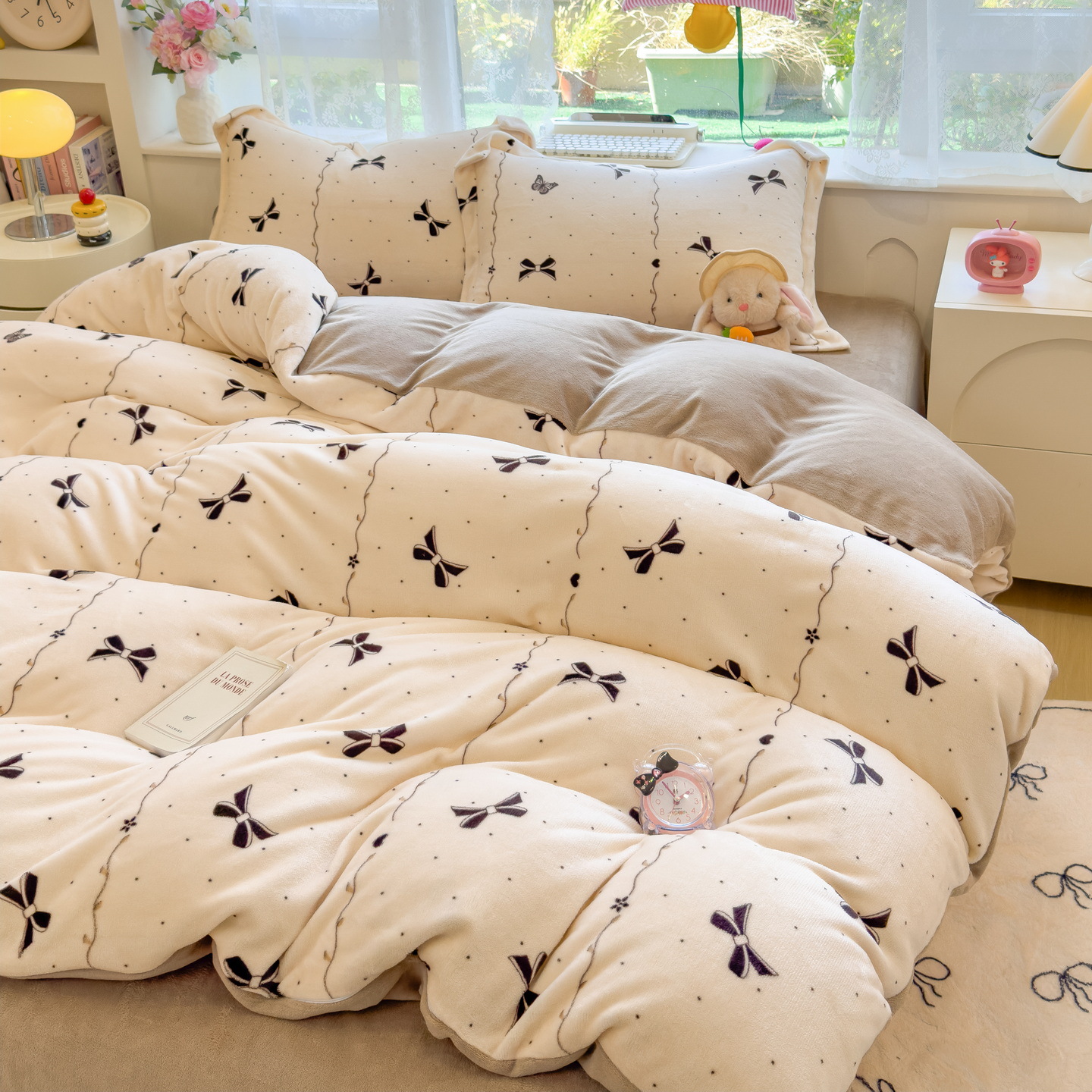 Invierno engrosado cama de seda de leche de cuatro piezas de seda de coral sábanas de seda de bebé cubierta de seda de calor y seda de tres piezas