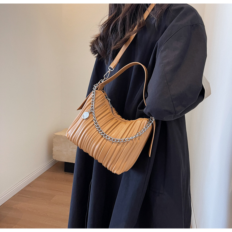 Borse di design di nicchia 2023 Borsa a mano alla moda di nuova moda Estate Senso di alto livello di pieghe borsa a secchiello a tracolla esplosiva_voghion.com