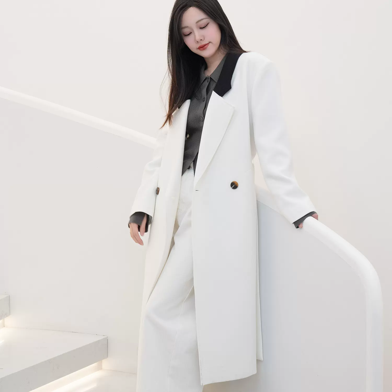 安斐欧娜新款超长白色撞色西装领双排扣腰带显瘦垂坠感女风衣