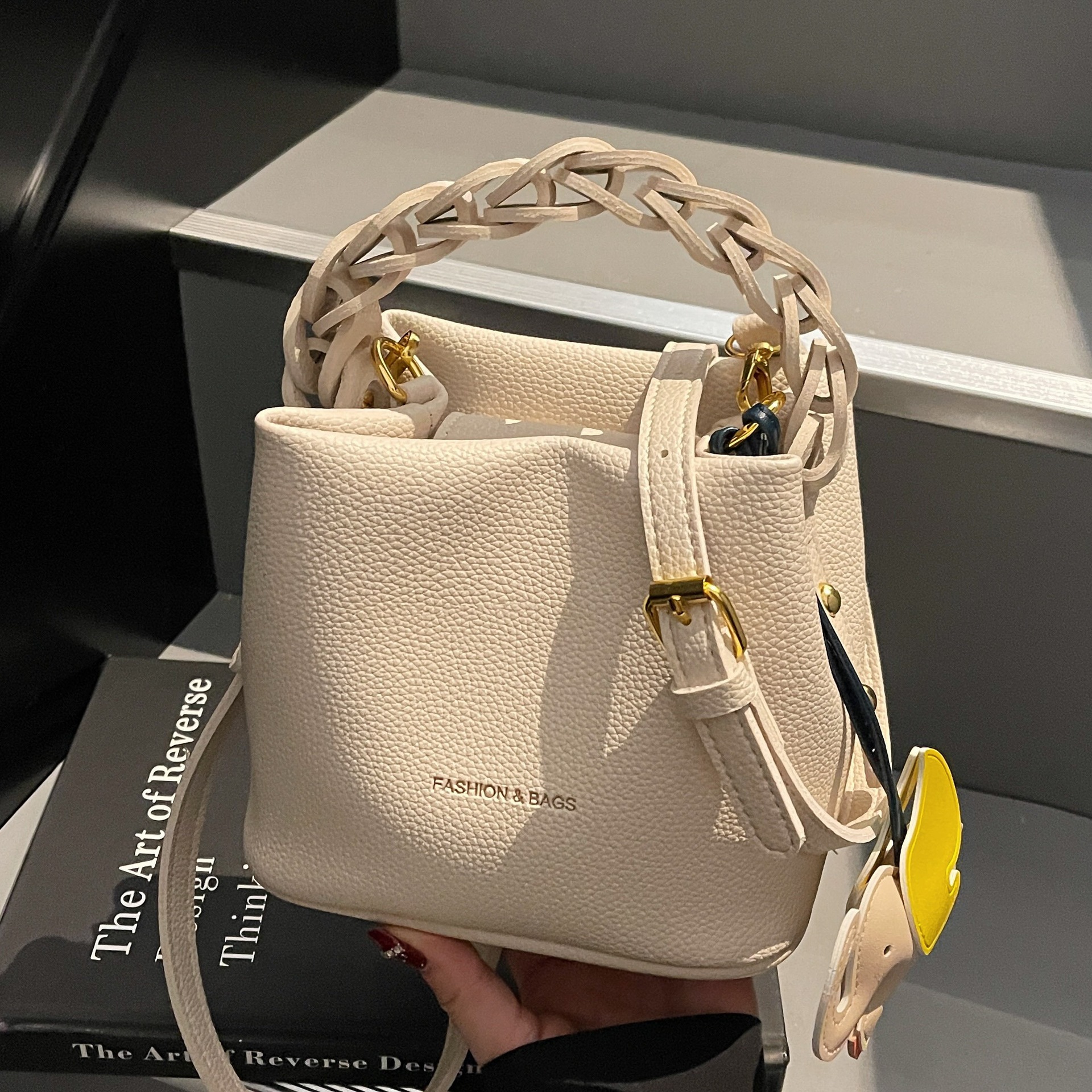 Bolso pequeño portátil de textura de alta calidad para mujer 2025 nuevo bolso de cubo de cuero suave de moda bolso de mensajero de hombro casual de todo fósforo