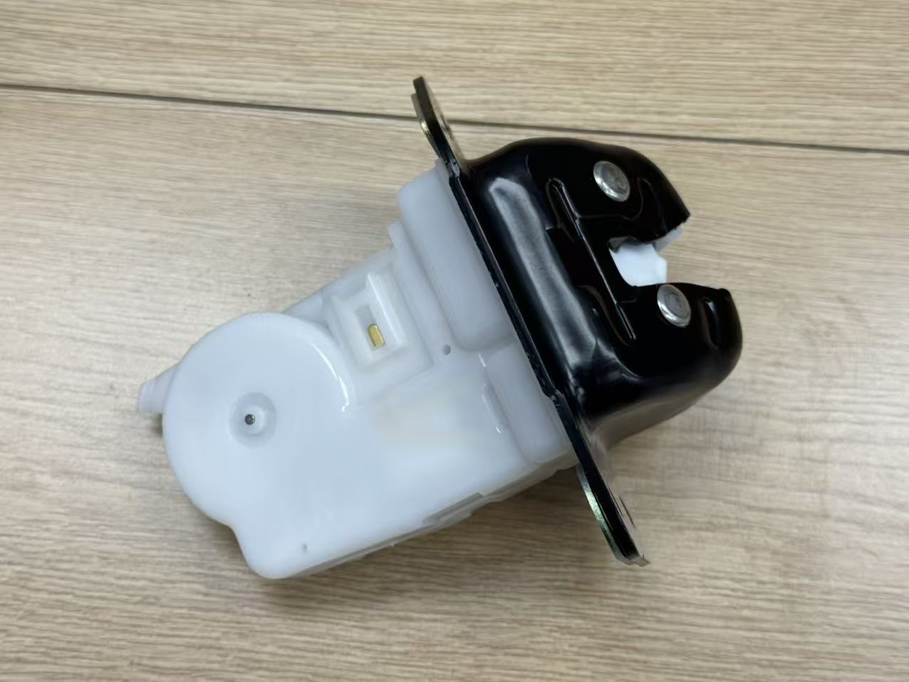Suitable for Nissan/Infiniti models, the tailgate lock mechanism part number is 90502-CA00C/EN00A