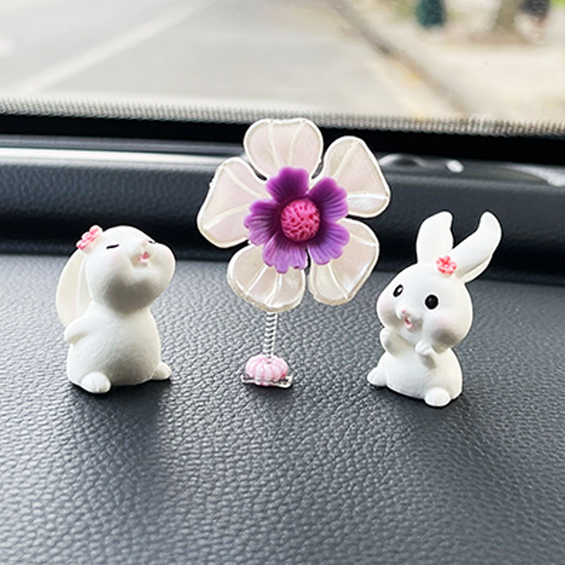 Coche sacudiendo la cabeza, pequeños pétalos, adornos, tablero, interior del coche, lindo conejito, accesorios para el coche, rojo