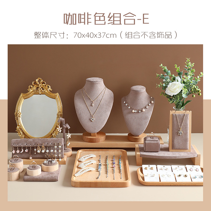 장식품과 카드가없는 커피 벨벳 콤보 E