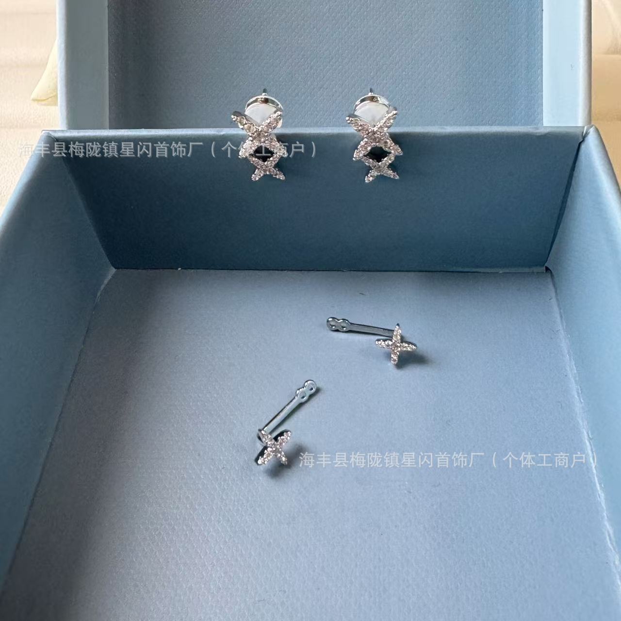 HEFANGのどこの星の芒のピアスは軽くて豪華で優雅です。