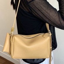 腋下包包女式2025新款潮流行时尚百搭高级感单肩枕头包通勤斜挎包