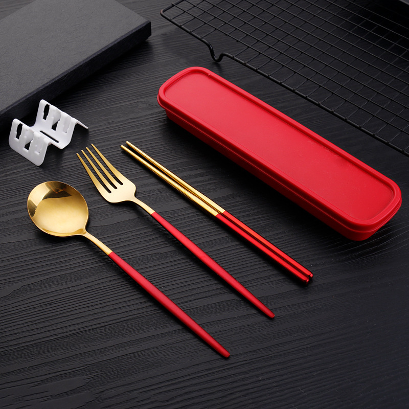 Fuente transfronteriza portuguesa cuchillos y tenedores de acero inoxidable cubiertos portátiles juegos de platos regalos de estudiantes almacenamiento de campamento en stock