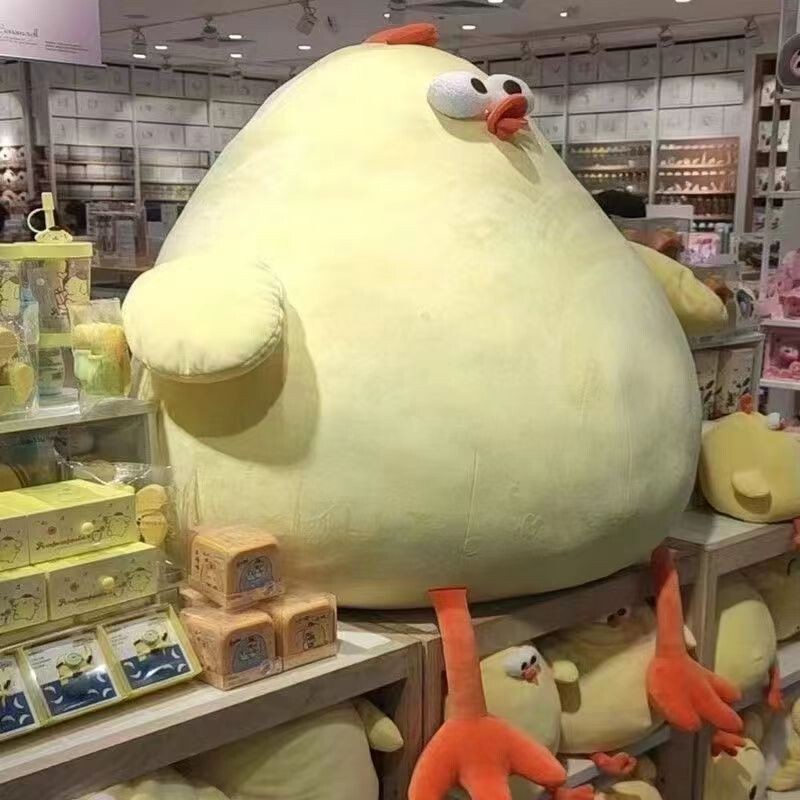 鶏のぬいぐるみのぬいぐるみの人形の女の子のベッドで寝ています。|undefined