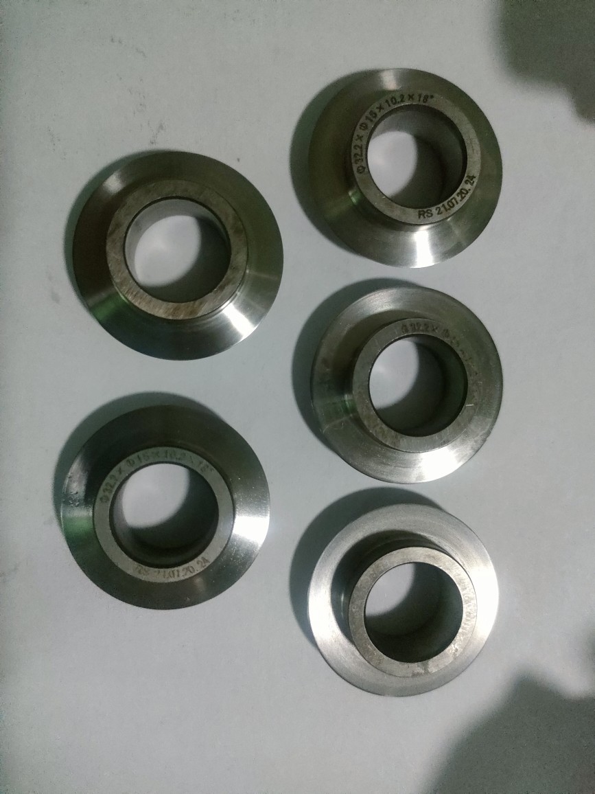 ͭ�����е��иƬԲ�е�ͭ�ܿ��ϻ���Ƭͭ���иƬ��Բ�е�