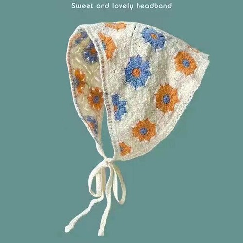 Korean-style triangular handcrafted crocheted knitted hairband for women—vintage, internet-famous, cute, sweet, and adorned with dainty daisy motifs; perfect as a headband or tied around the head.