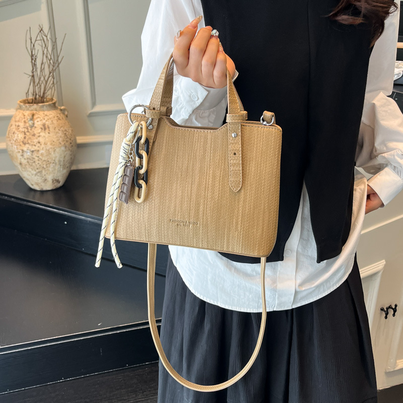 Texturas casuales bolsas de mano para mujeres otoño y invierno 2025 nueva moda simple bolsas de hombro versátiles retro mochila