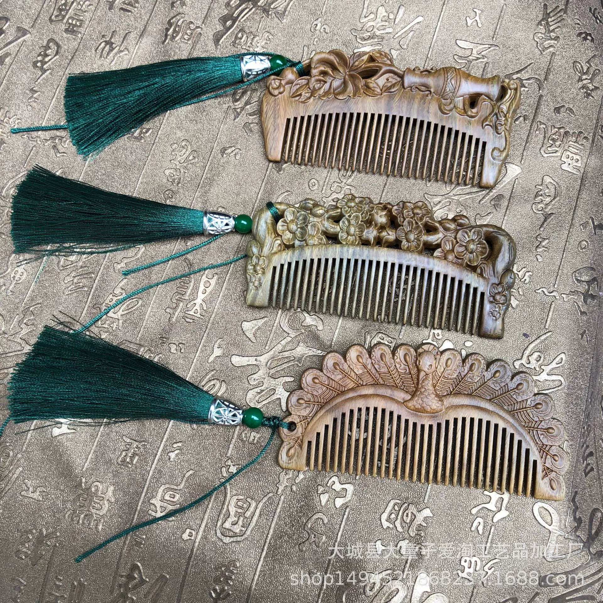 Peacock opening combs Argentine green sandalwood comb dense teeth combed plum combed combing the head meridians massage double -sided