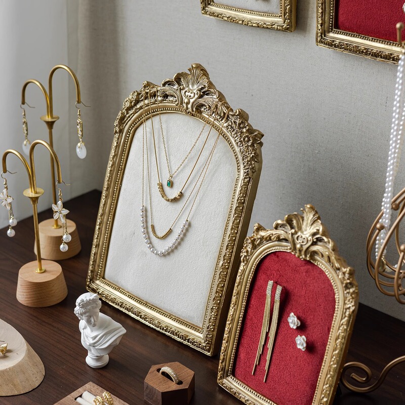 金色のレトロなフォトフレームのジュエリー展示棚は壁に掛けられます。|undefined